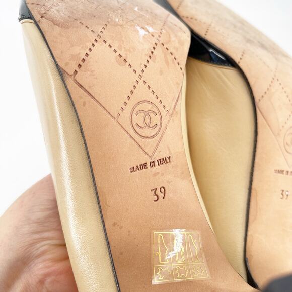 Vintage Chanel Beige Black Leather CC Cap Toe Bow Block Heel Pumps Shoes EU 39 - Picture 11 of 13
